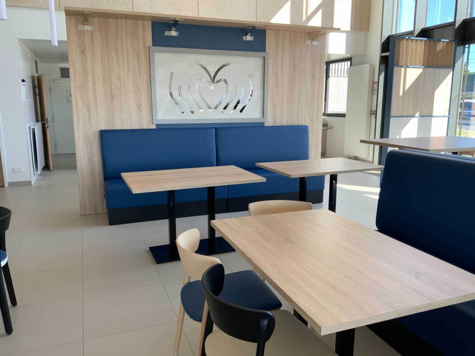 Banquettes bleu marine et tables chêne